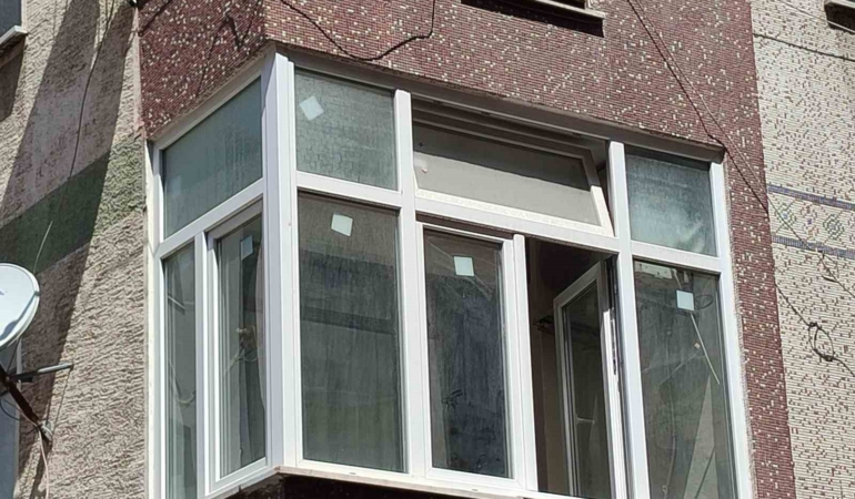 Bahçelievler’de gündüz vakti hırsızlık yapan şahıs kıskıvrak yakalandı: Zanlı itfaiye merdiveniyle aşağı indirildi