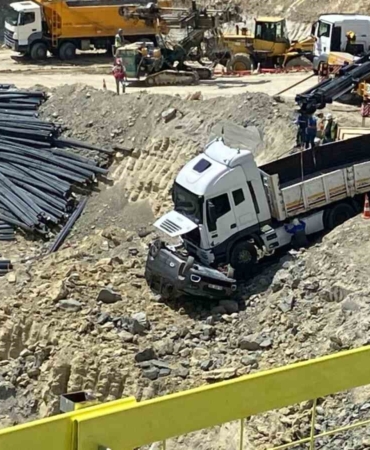 Bahçelievler’de inşaat alanında freni boşalan demir yüklü tır otomobili biçti
