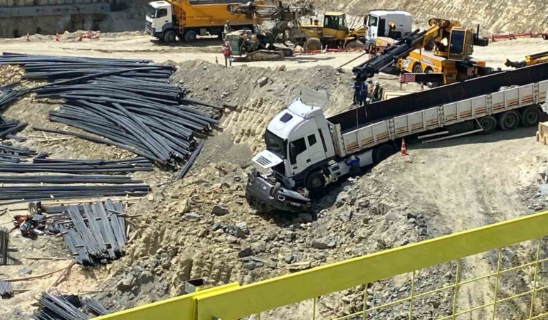 Bahçelievler’de inşaat alanında freni boşalan demir yüklü tır otomobili biçti
