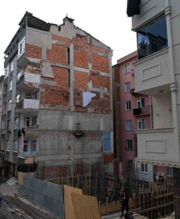 Bahçelievler’de tahliye edilen bina havadan görüntülendi