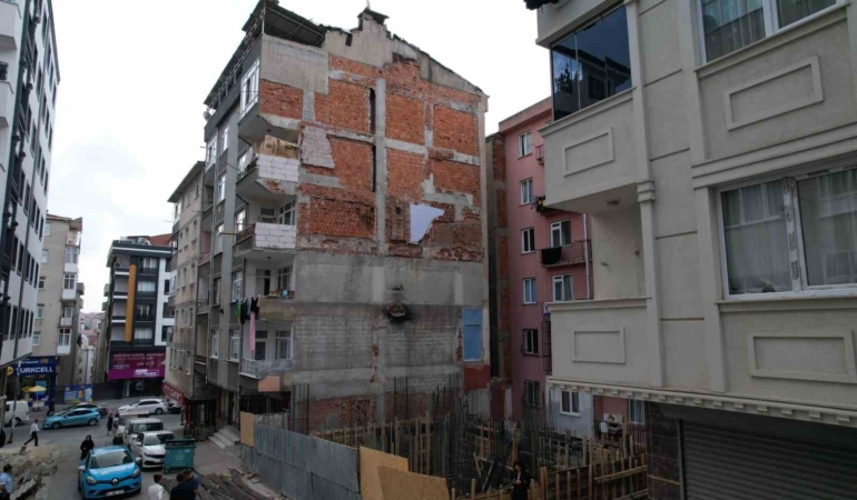 Bahçelievler’de tahliye edilen bina havadan görüntülendi