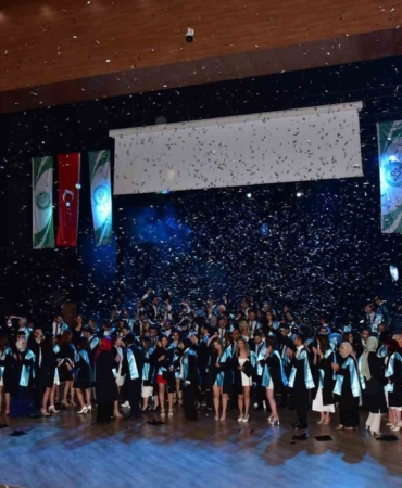 Balıkesir’de 107 doktor kep atarak mezun oldu