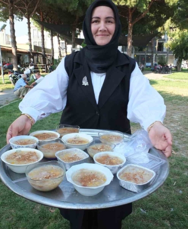 Balıkesir’de kadın muhtar mahallesinde aşure hayrı düzenledi