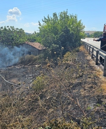 Bandırma’da yangın, evlere sıçramadan söndürüldü