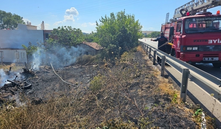Bandırma’da yangın, evlere sıçramadan söndürüldü