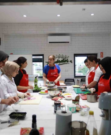 Başakşehir Belediyesi’nin hayata geçirdiği Kadın Aktivite Merkezi’nde binlerce kadın eğitim alıyor