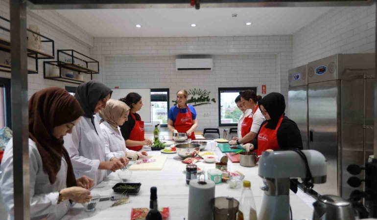 Başakşehir Belediyesi’nin hayata geçirdiği Kadın Aktivite Merkezi’nde binlerce kadın eğitim alıyor