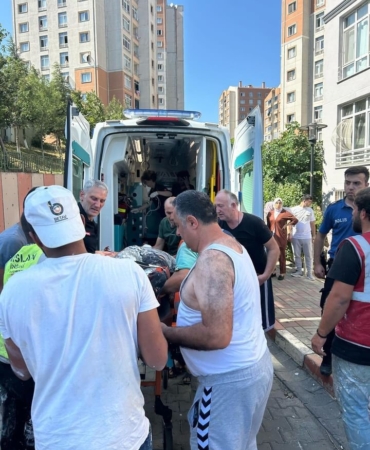 Başakşehir’de facia: İnşaat işçileri çöken iskelenin altında kaldı: 2 ağır yaralı