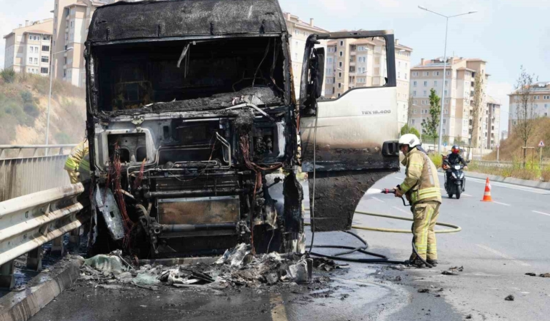 Başakşehir’de faciadan kıl payı dönüldü: Kaza yapan hafriyat kamyonu alev alev yandı