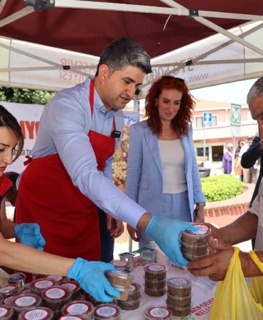 Başkan Adıgüzel aşure dağıttı