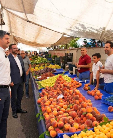 Başkan Adıgüzel pazar ziyaretinde: “İlk defa seçimden seçime dolaşmayan bir Başkan görüyoruz”