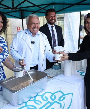 Başkan Şadi Özdemir’den çalışanlara aşure ikramı