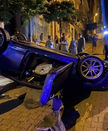 Beşiktaş’ta park halindeki araçlara çarpan otomobil takla attı, o anlar kamerada