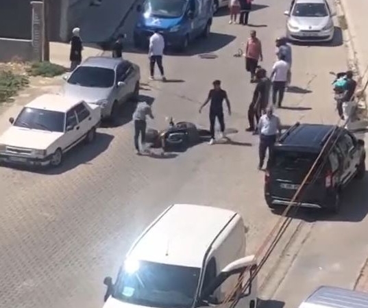 Beylikdüzü’nde öfkeli sürücü kaza sonrası yerde motosikleti tekmeledi