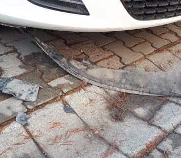 Beylikdüzü’nde sokak köpekleri park halindeki arabayı parçaladı