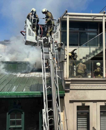 Beyoğlu’nda 5 katlı otelde korkutan yangın