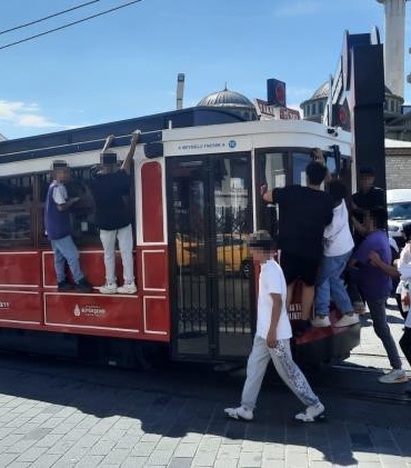Beyoğlu’nda nostaljik tramvaydaki tehlikeli yolculuk kamerada