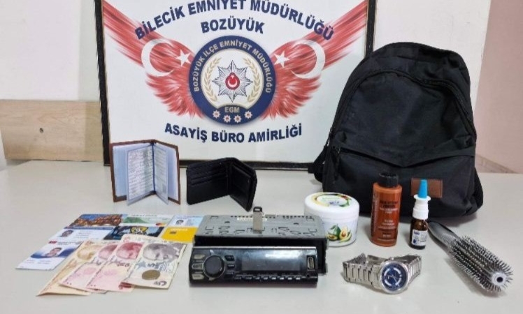 Bilecik’te bir aracın lastiklerini keserek teyp ve çanta çalan şüpheli yakalandı