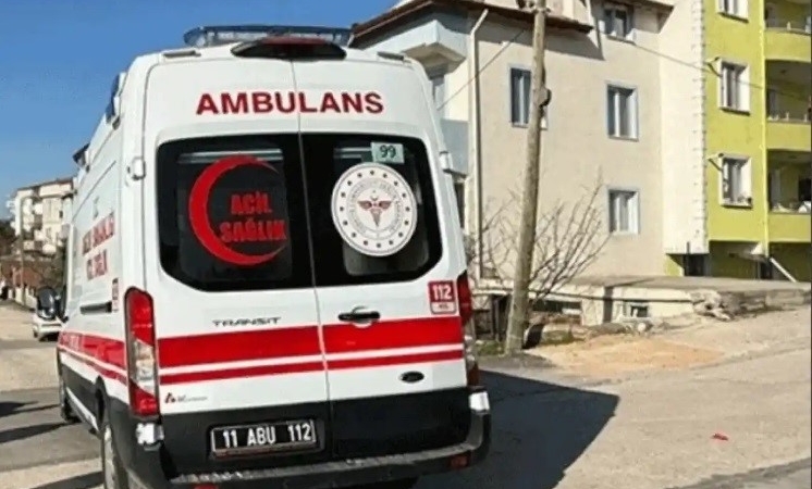 Bilecik’te yayaya çarpmamak için direksiyon kırarak devrilen motorlu bisiklet sürücü yaralandı