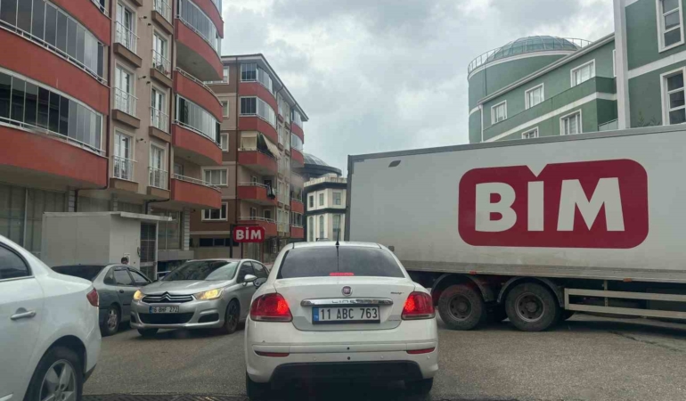 Bilecik’te yol ortasına park ederek trafiği kilitleyen BİM marketlere ait tırın sürücüsüne tepki