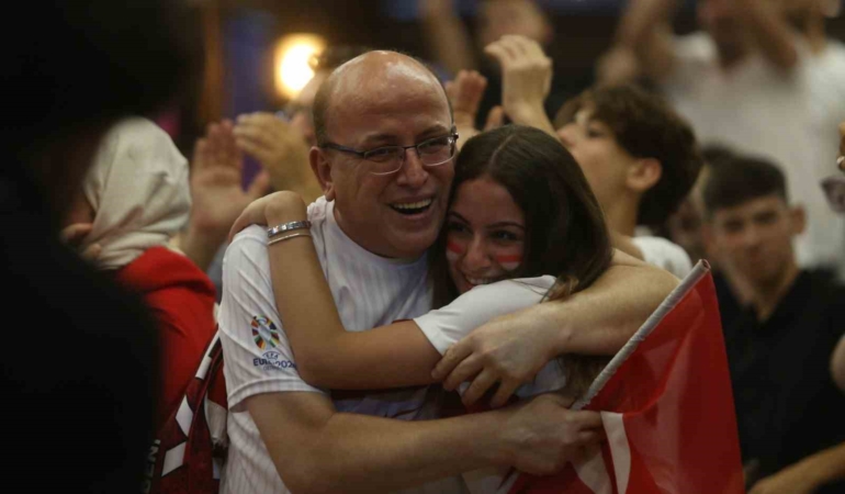 Binlerce Bursalı milli maçı beraber izledi