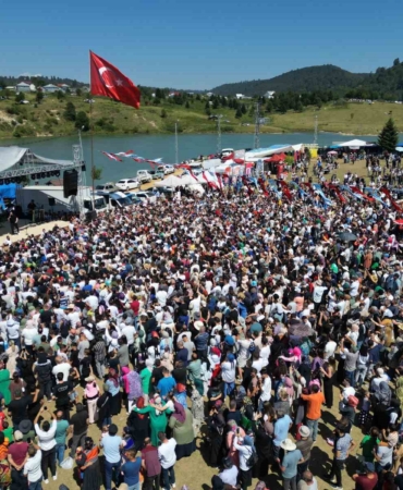 Binlerce kişinin katıldığı Akyazı Acelle Yaylası Şenlikleri’nde büyük coşku