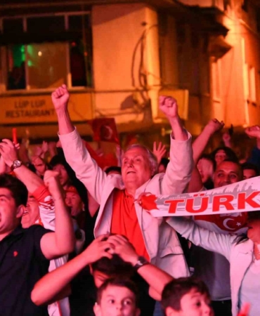 Bozüyük çeyrek final heyecanını tek yürek olarak dev ekrandan izledi