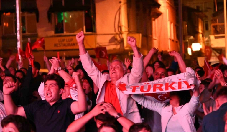 Bozüyük çeyrek final heyecanını tek yürek olarak dev ekrandan izledi