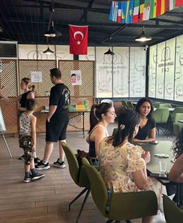 Bu kafede sadece İngilizce konuşuluyor