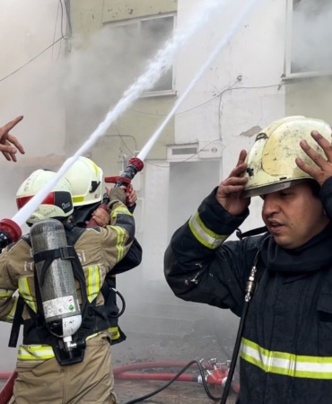 Bursa’da 3 katlı bina alev alev yandı