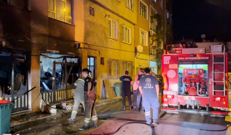 Bursa’da alevli gece...4 katlı binadakiler korku dolu anlar yaşadı