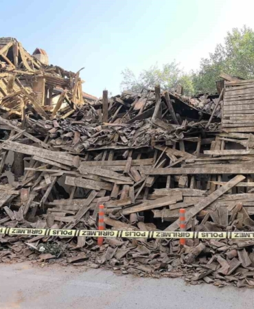 Bursa’da metruk bina saniyeler içinde yerle bir oldu