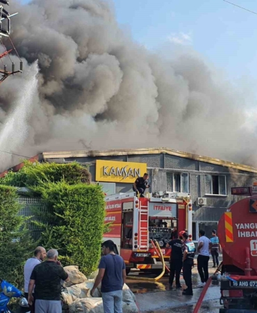 Bursa’da sandalye fabrikasında yangın