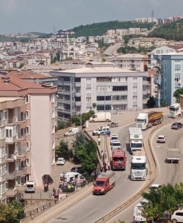 Bursa’da virajı alamayan araç site bahçesine uçtu : 3 yaralı