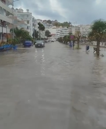 Bursa’da yağan yağmur yolları göle çevirdi