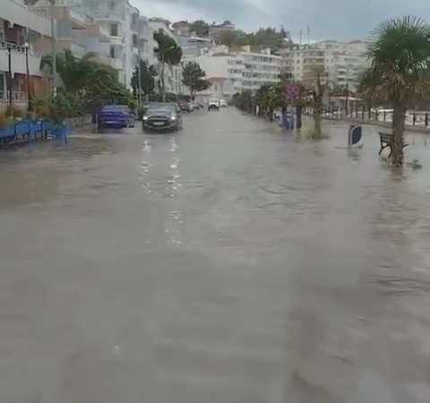 Bursa’da yağan yağmur yolları göle çevirdi