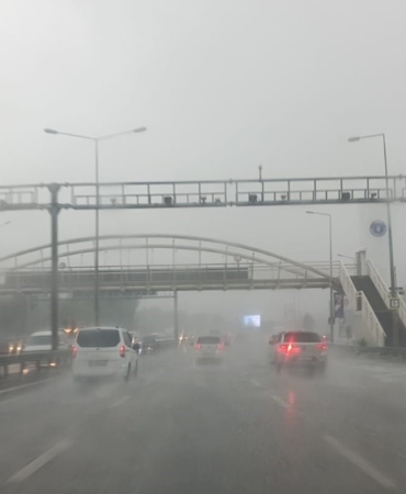 Bursa’da yollar dereye, merdivenler şelaleye döndü