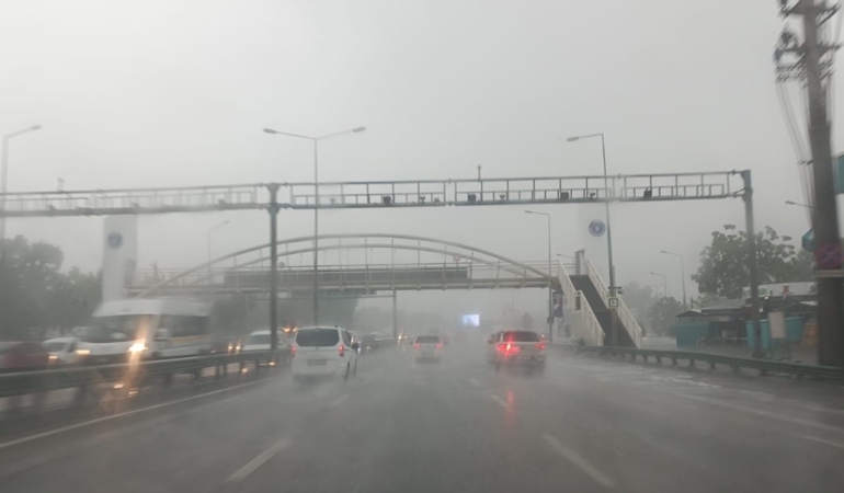Bursa’da yollar dereye, merdivenler şelaleye döndü