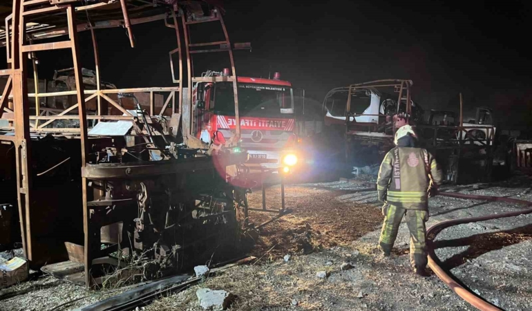 Büyükçekmece’de hurda otobüslerin bulunduğu alanda yangın
