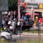 Büyükçekmece’de tuhaf kaza kamerada: Düz yolda kaldırıma çarpıp böyle devrildi