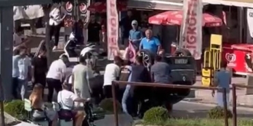 Büyükçekmece’de tuhaf kaza kamerada: Düz yolda kaldırıma çarpıp böyle devrildi