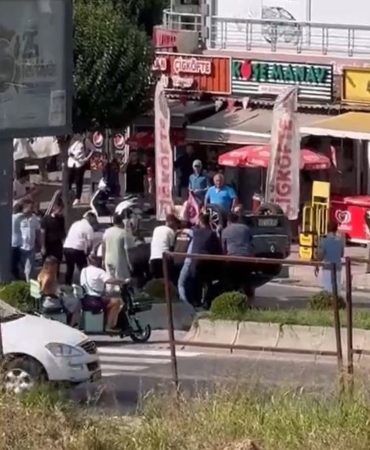 Büyükçekmece’de tuhaf kaza kamerada: Düz yolda kaldırıma çarpıp böyle devrildi