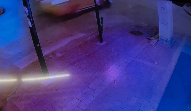 Can pazarı yaşanan kaza kamerada.. 2 kişi ağır yaralandı