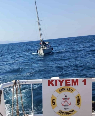 Çanakkale Boğazı’nda arızalanan tekne kurtarıldı