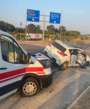 Çanakkale’de ambulans ile otomobil çarpıştı: 3 yaralı