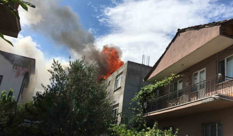 Çatıda çıkan yangın korkuttu: Vatandaşlar sokağa döküldü