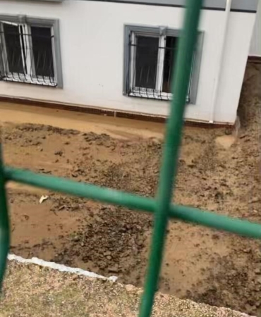 Çayırova’da yollar göle döndü, evleri su bastı