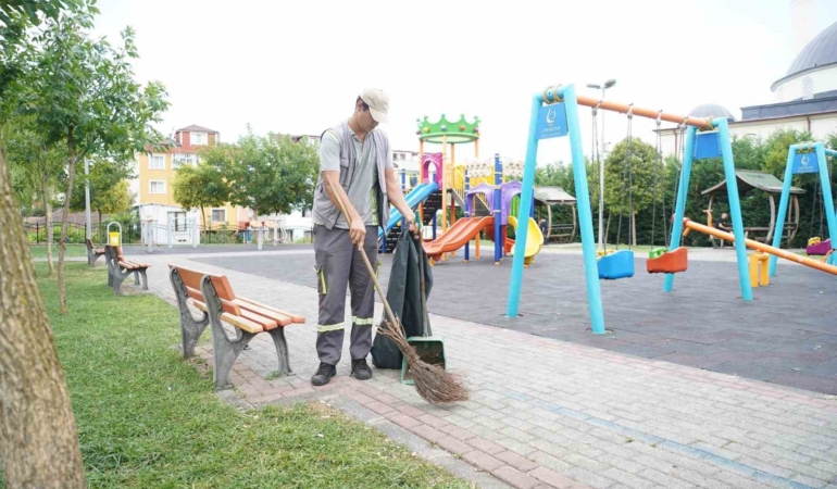 Çayırova’nın parkları düzenli olarak temizleniyor