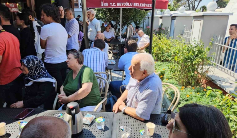 CHP Genel Başkanı Özgür Özel Beyoğlu Emekli Evi’ni ziyaret etti