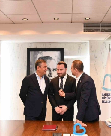 CHP Genel Başkanı Özgür Özel’den Ahmet Akın’a övgüler